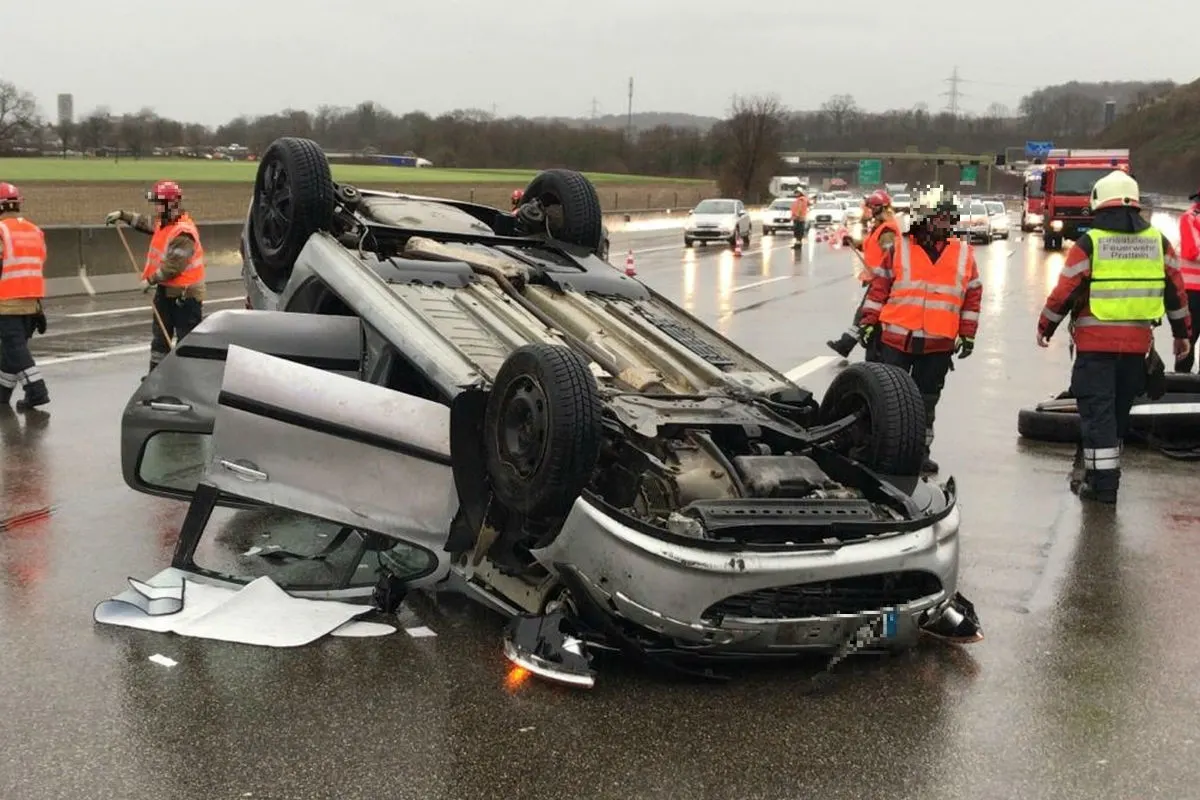 Pratteln BL - Auto streift Reisecar