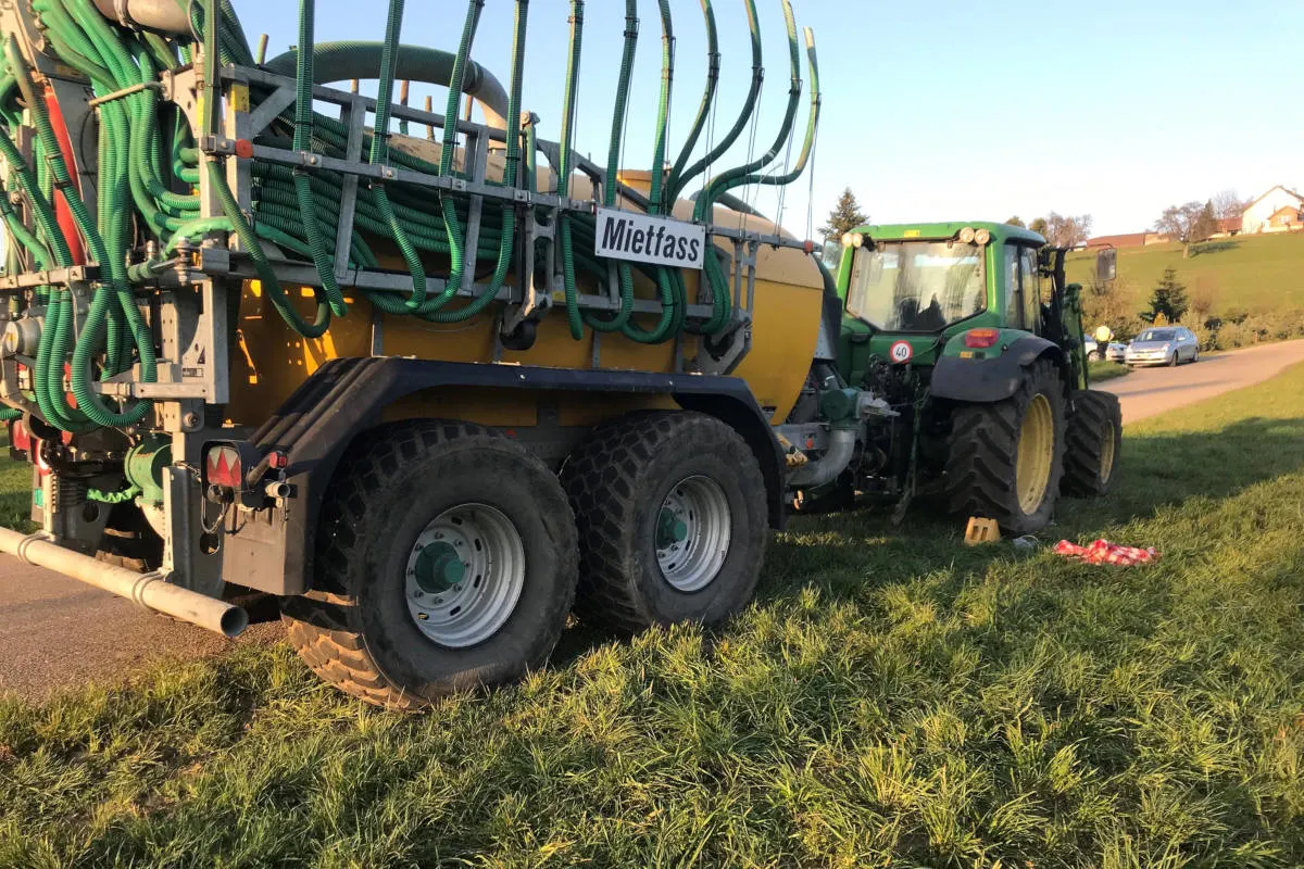 Fahrwangen AG - Velo prallt in Traktor