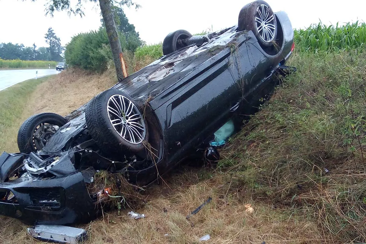 Auto überschlägt sich in Villingen-Schwenningen