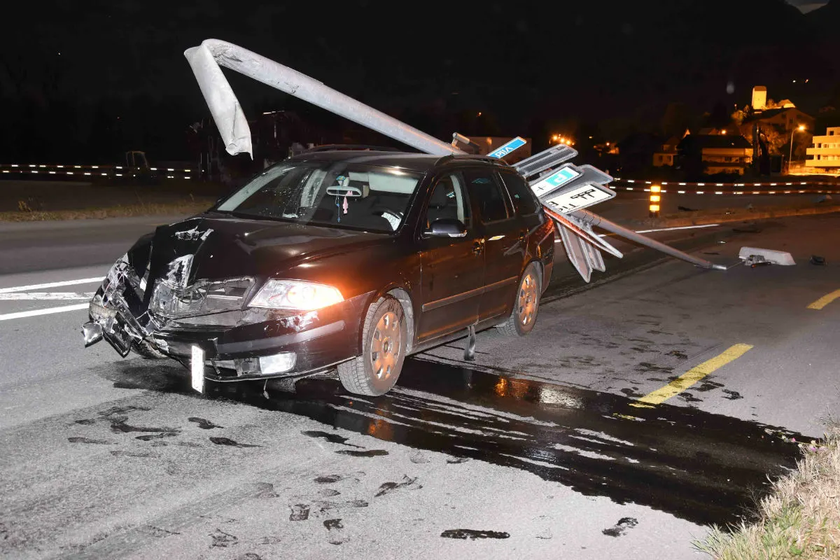 Unfall Sargans SG - 32-Jährige  mit Kandelaber auf Dach weitergefahren