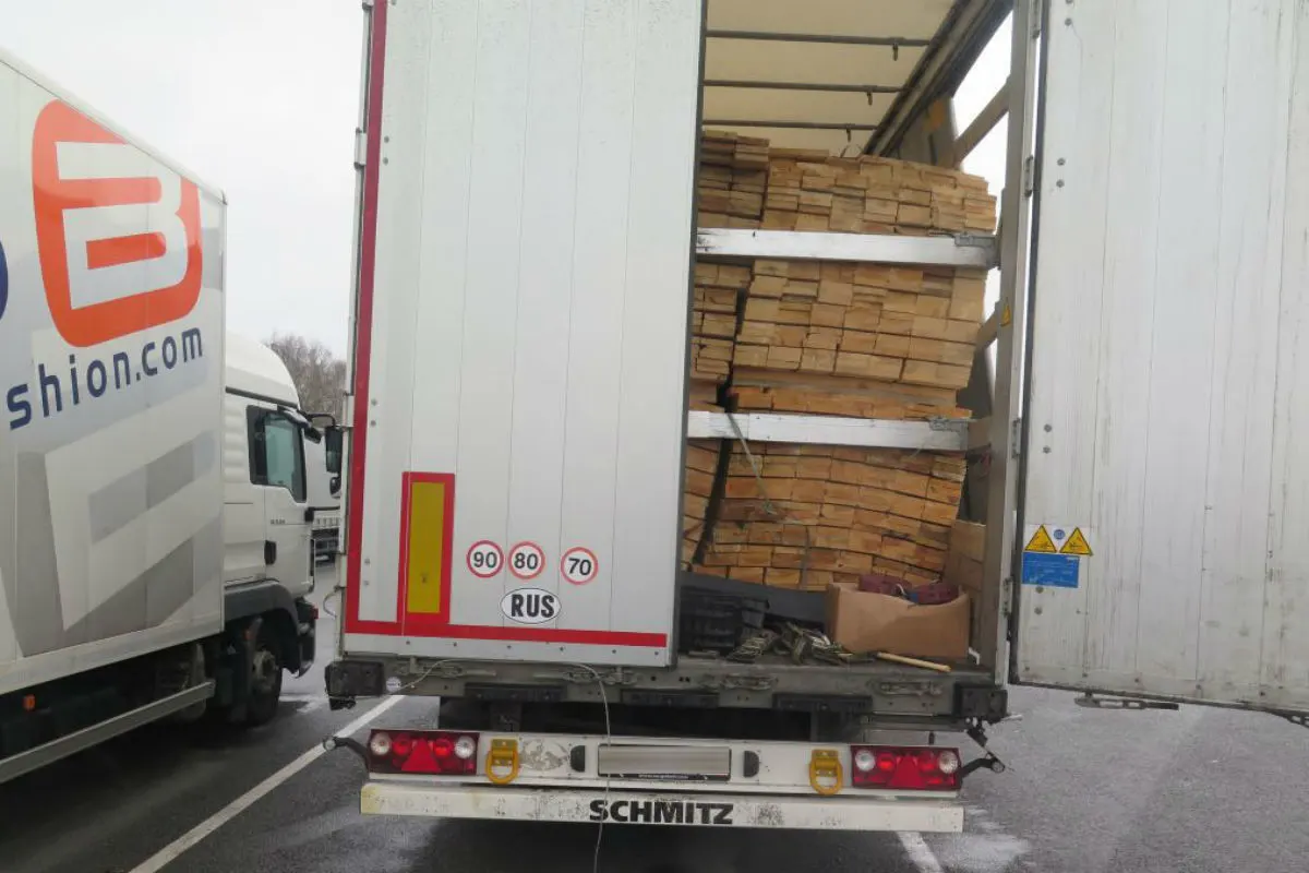 Sattelzug mit erheblicher Schräglage auf der Autobahn 