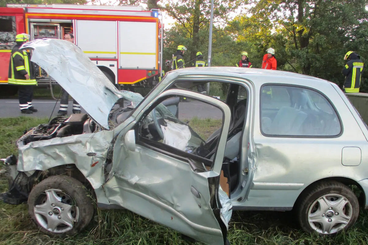 Drochtersen-Dornbusch – 20-jährige Autofahrerin bei Unfall  schwer verletzt
