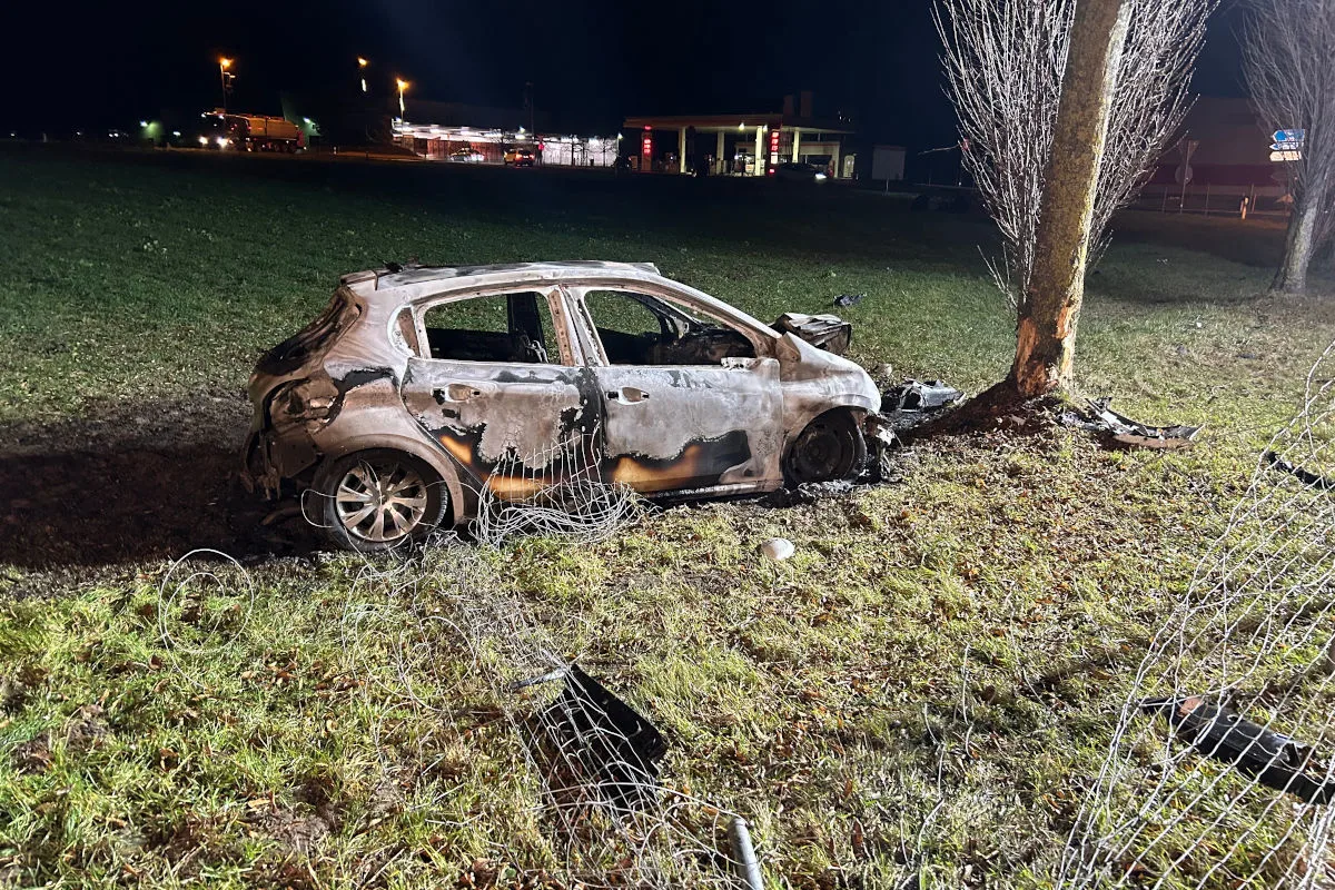 A20 Gals BE – Auto nach Kollision mit Baum ausgebrannt
