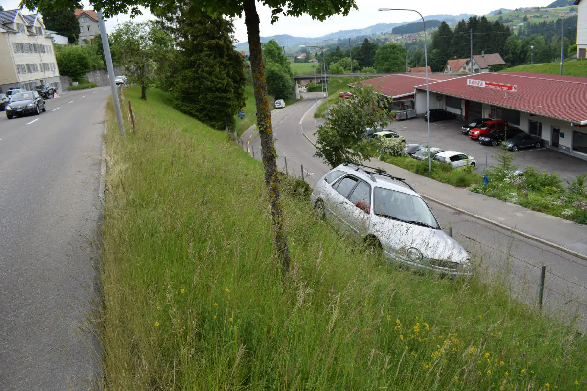 Waldstatt AR - 90-jähriger Autofahrer verursacht Selbstunfall