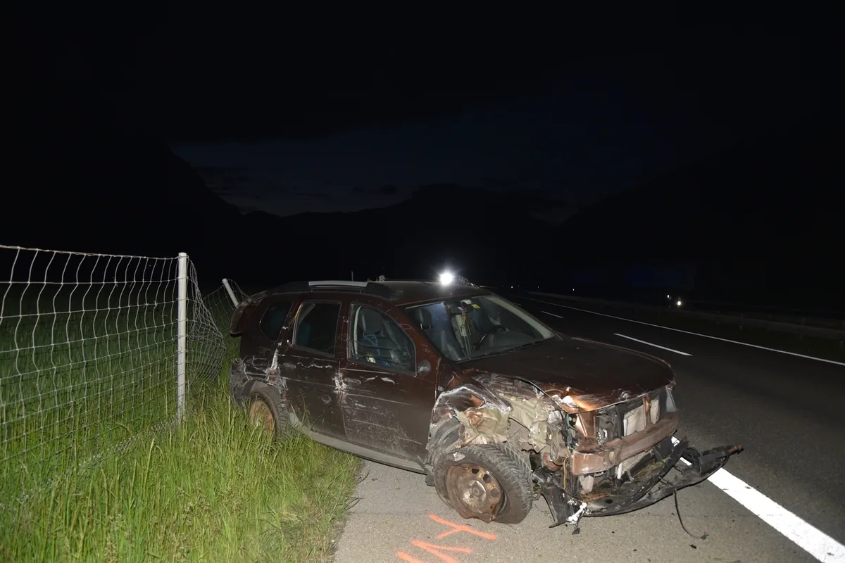 Domat/Ems GR - Lenker flüchtet nach selbstverschuldetem Unfall
