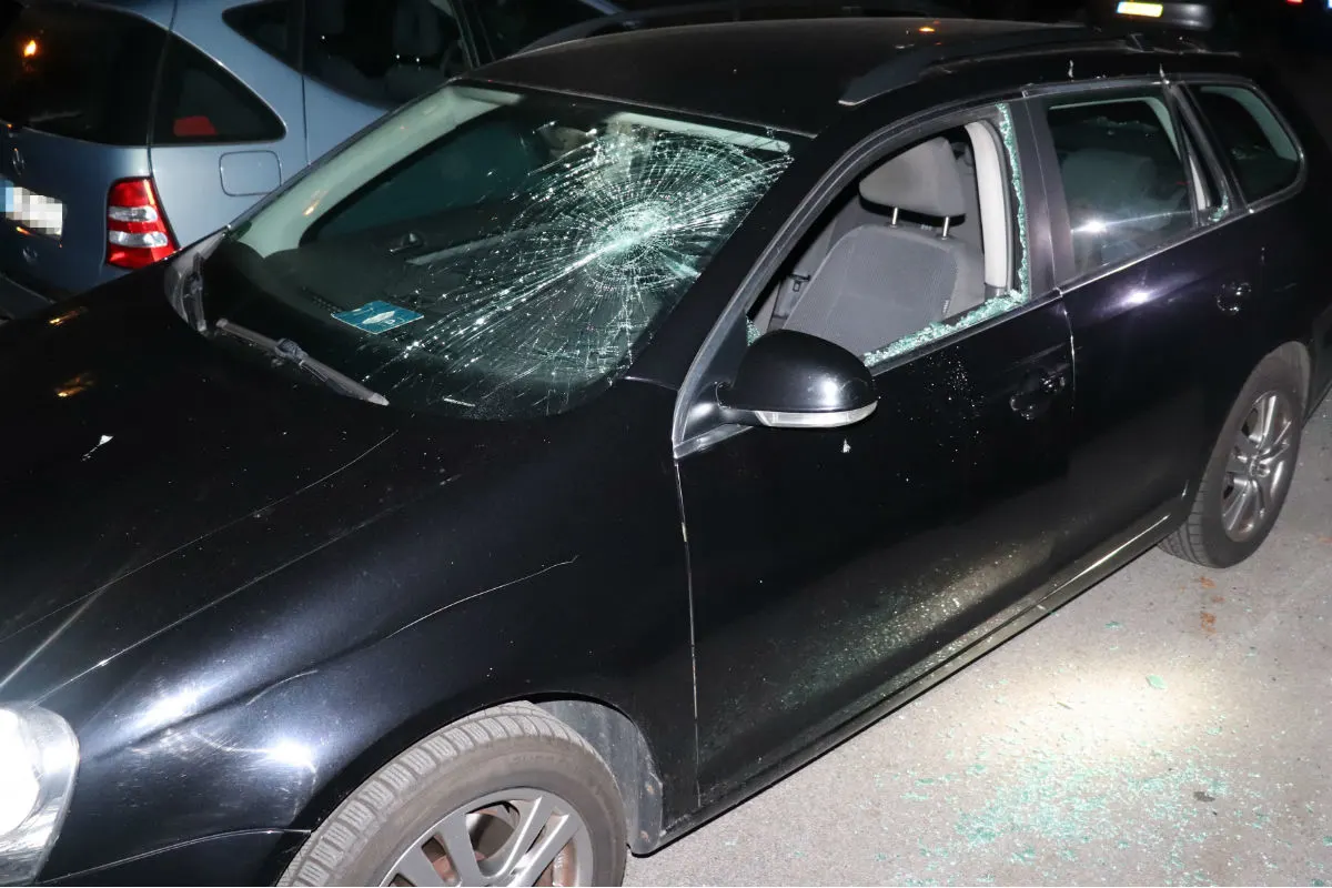 Mann schlägt mit Hammer auf Auto ein