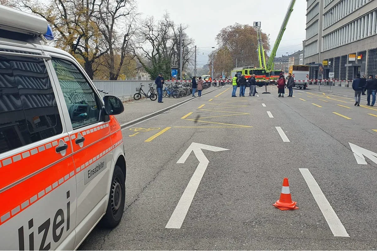 Stadt Zürich ZH - Brand im Dachbereich eines Gewerbegebäudes