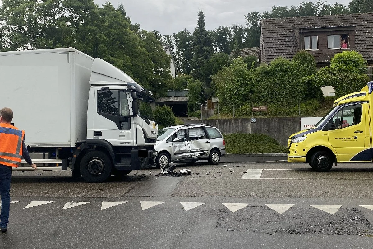 Therwil BL - Heftige Kollision zwischen Auto und Lastwagen