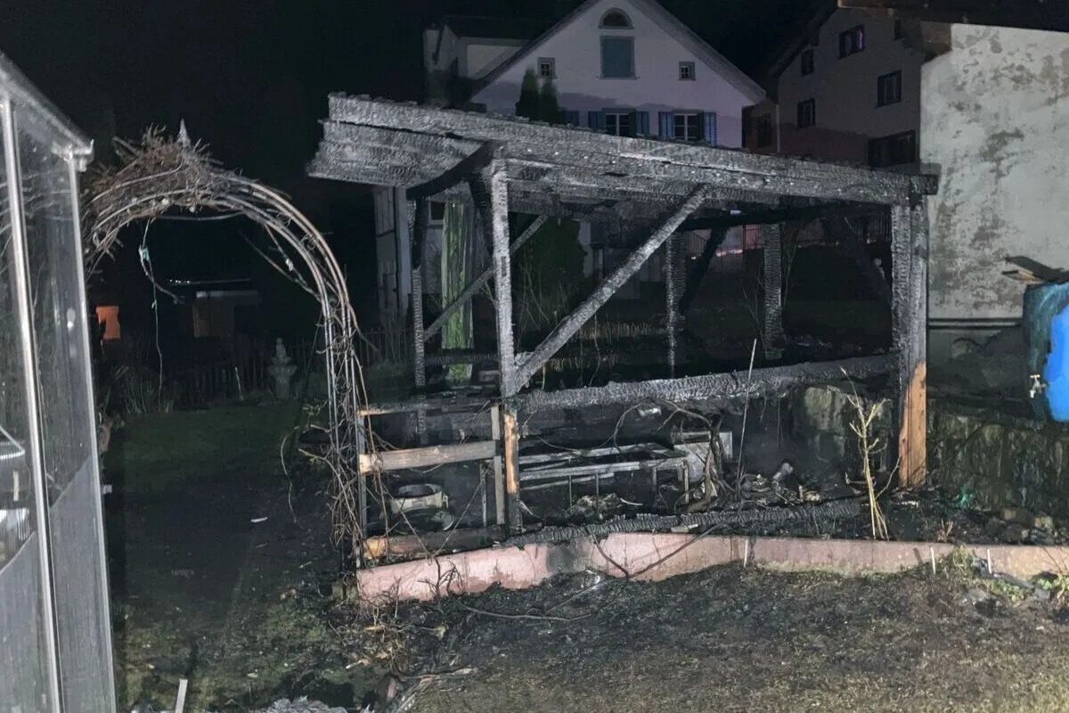 Rüti GL - Gartenunterstand brannte