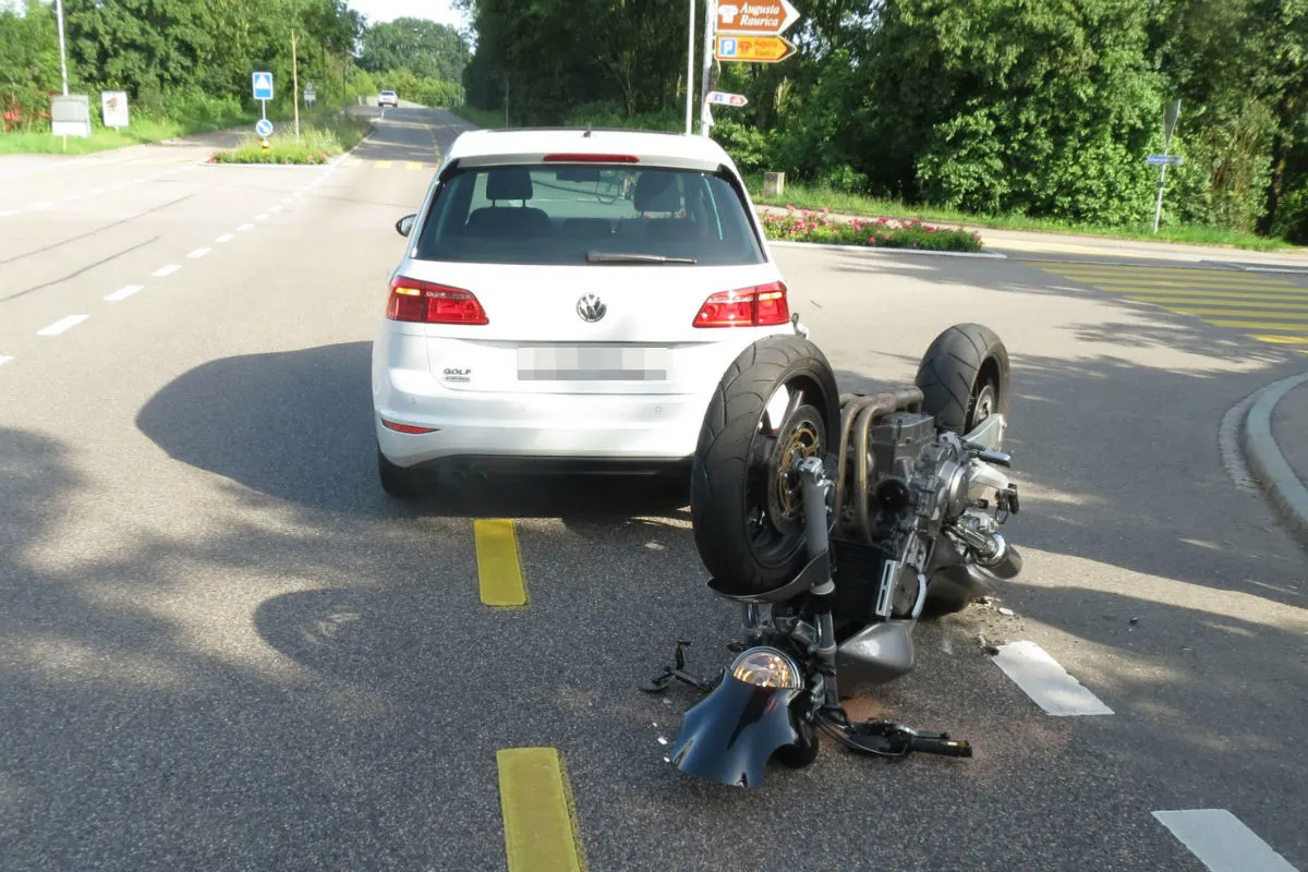Kaiseraugst AG - Motorrad prallt ins Autoheck - Zeugenaufruf