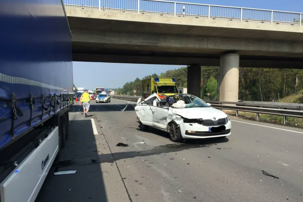 Auto fährt unter Lastwagen