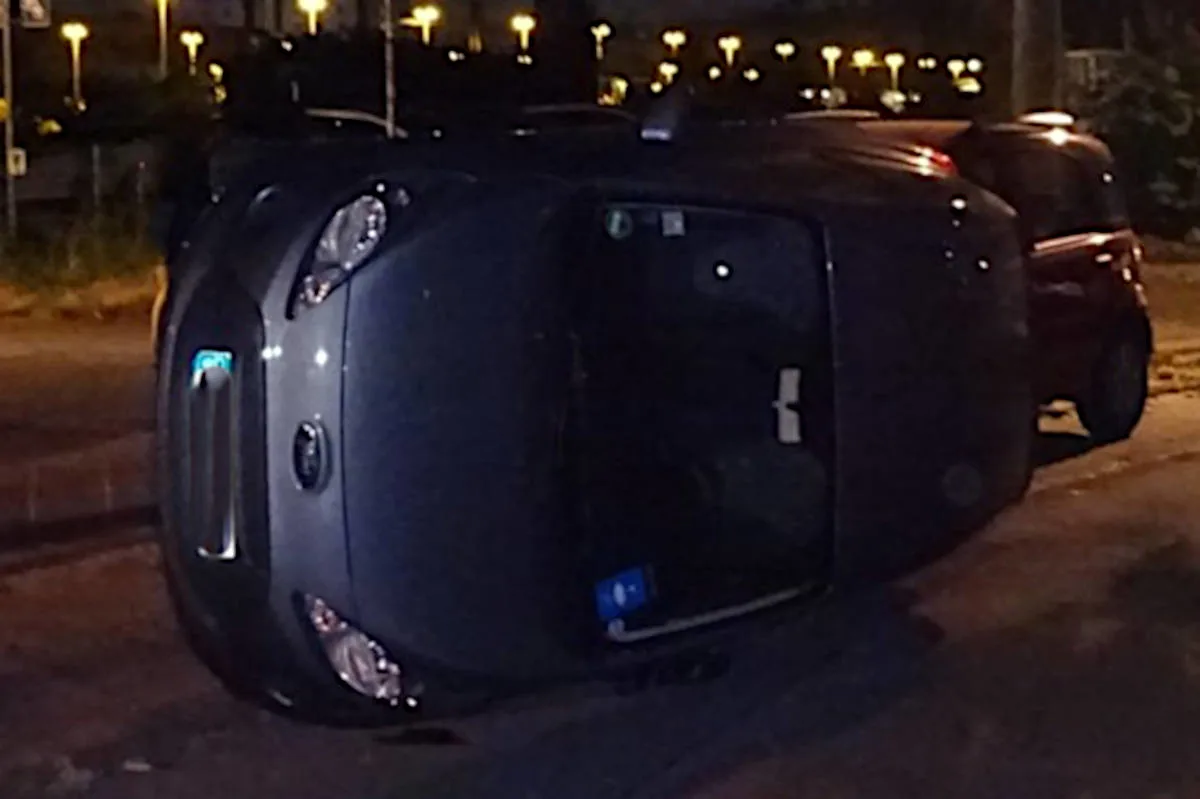 Unbekannte werfen Kleinwagen auf die Seite