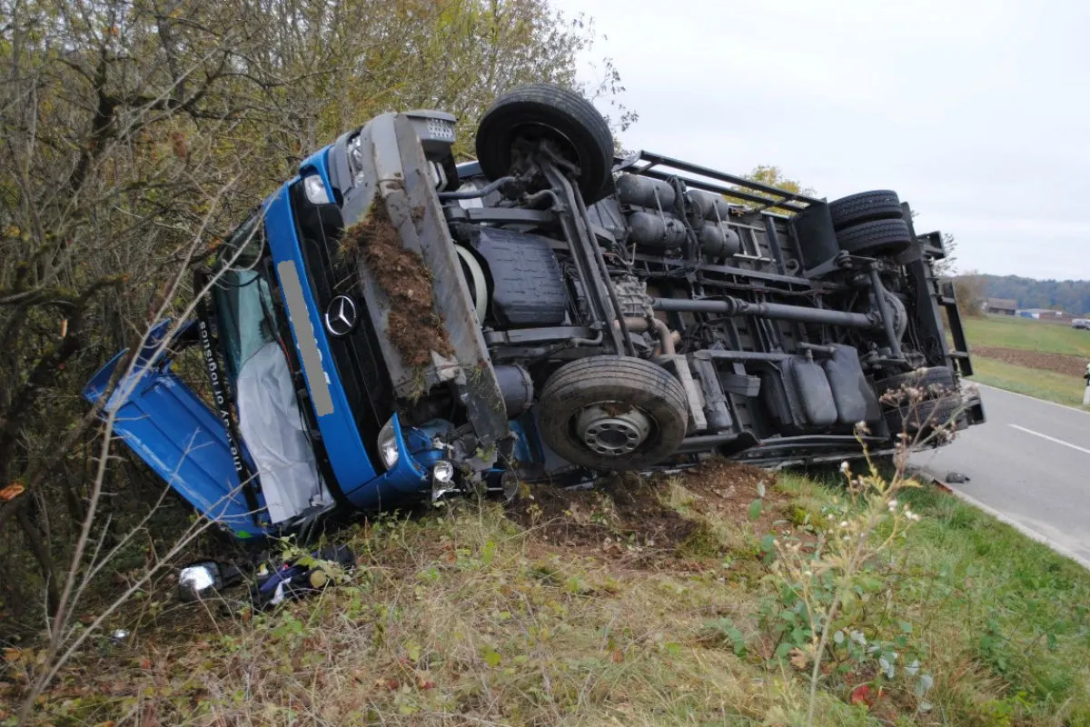 Guntmadingen SH - Lastwagen kippt um