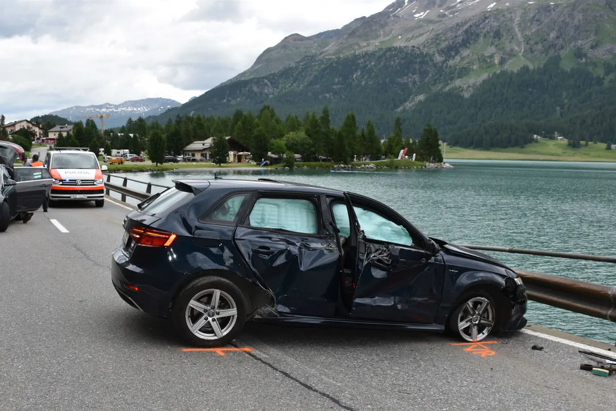 Silvaplana GR - Totalschaden bei Überholmanöver