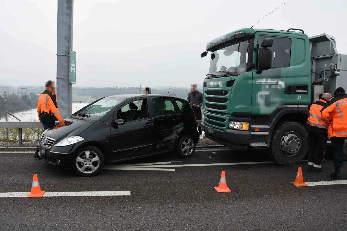 Wil SG - Lastwagen kollidiert mit Auto