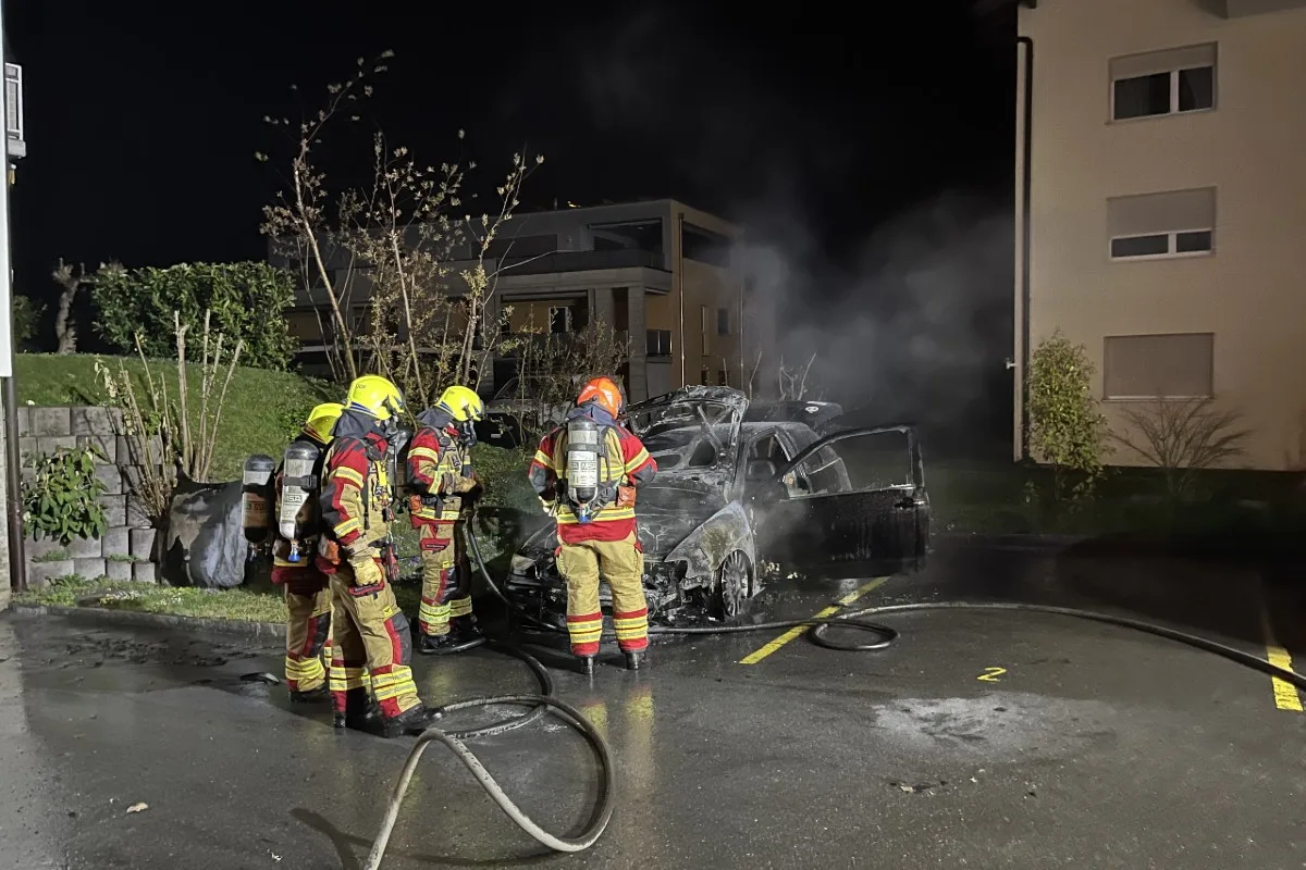 Grabs SG - Auto gerät in Brand - war es Brandstiftung?