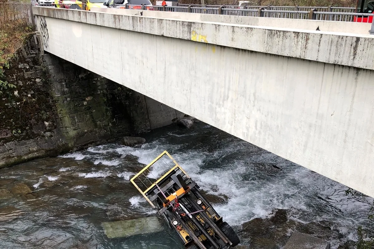 Dramatische Szene in Chur GR - Mann bricht mit Gabelstapler durch die Segantinibrücke!