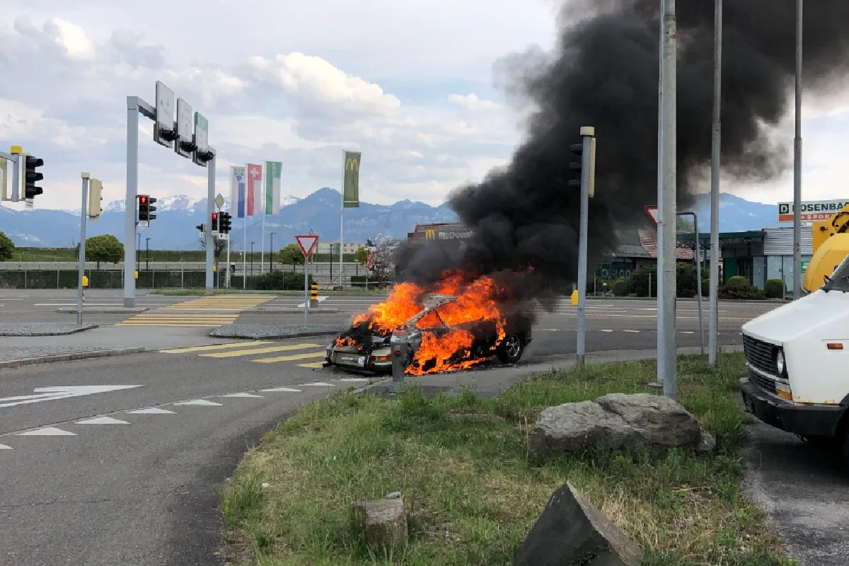 St.Margrethen SG - Oldtimer-Porsche brennt komplett aus!