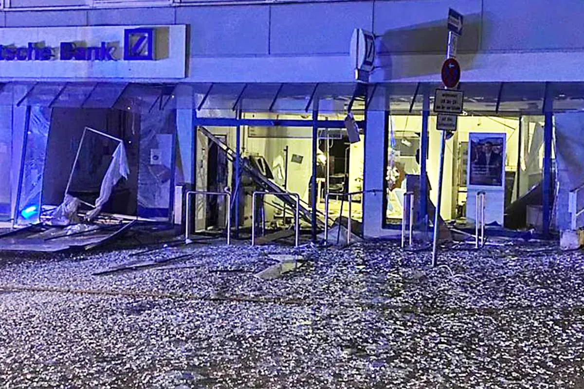 Hoher Sachschaden in Bad Salzuflen - Explosion durch Sprengung eines Geldautomaten
