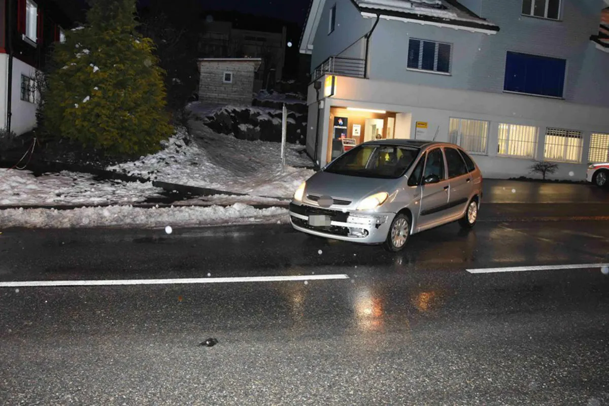 Bronschhofen SG - Streifkollision zwischen Auto und Roller