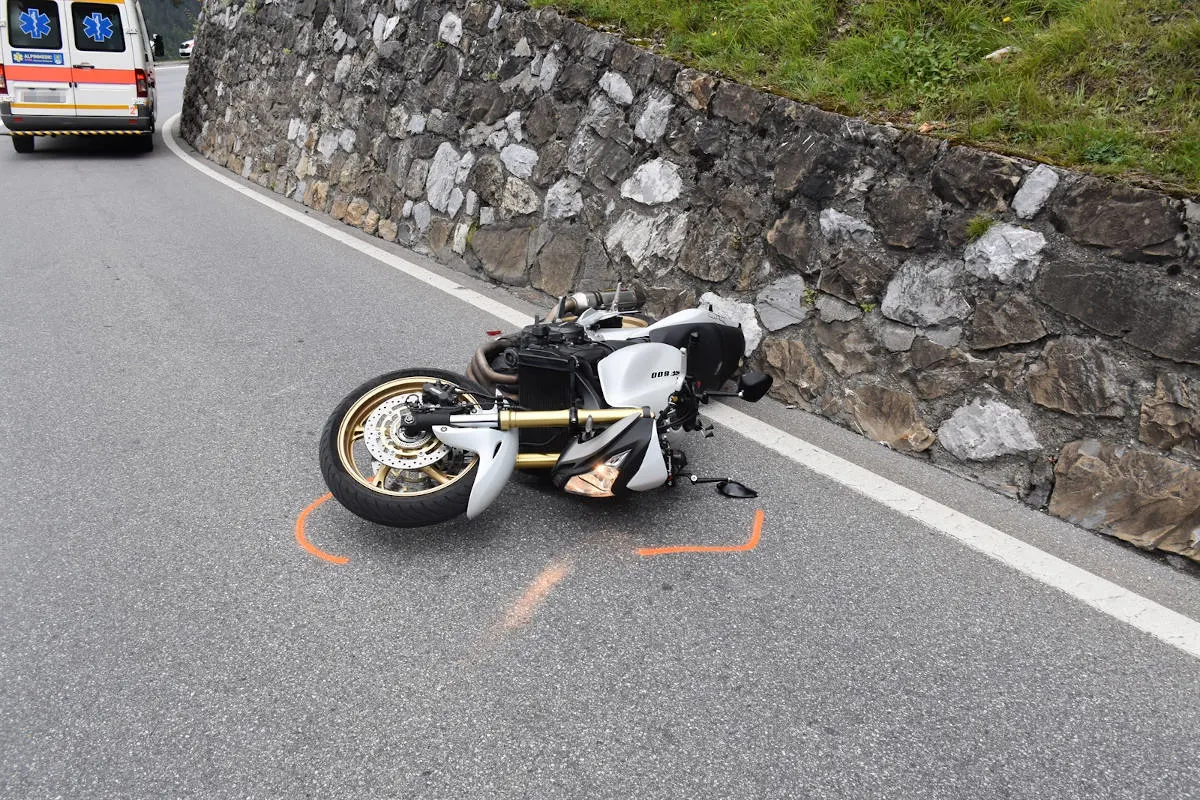 Unfall in Peist GR – Zwei Personen bei Selbstunfall mit Motorrad verletzt