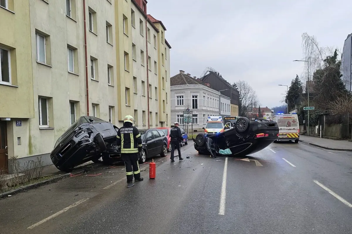 Klosterneuburg – Auto bleibt nach Unfall auf Dach liegen