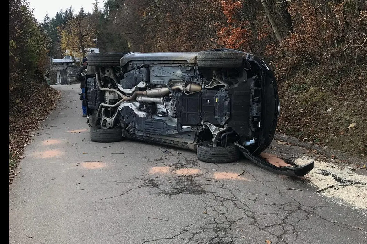 Liestal BL - Personenwagenlenker verursacht Selbstunfall