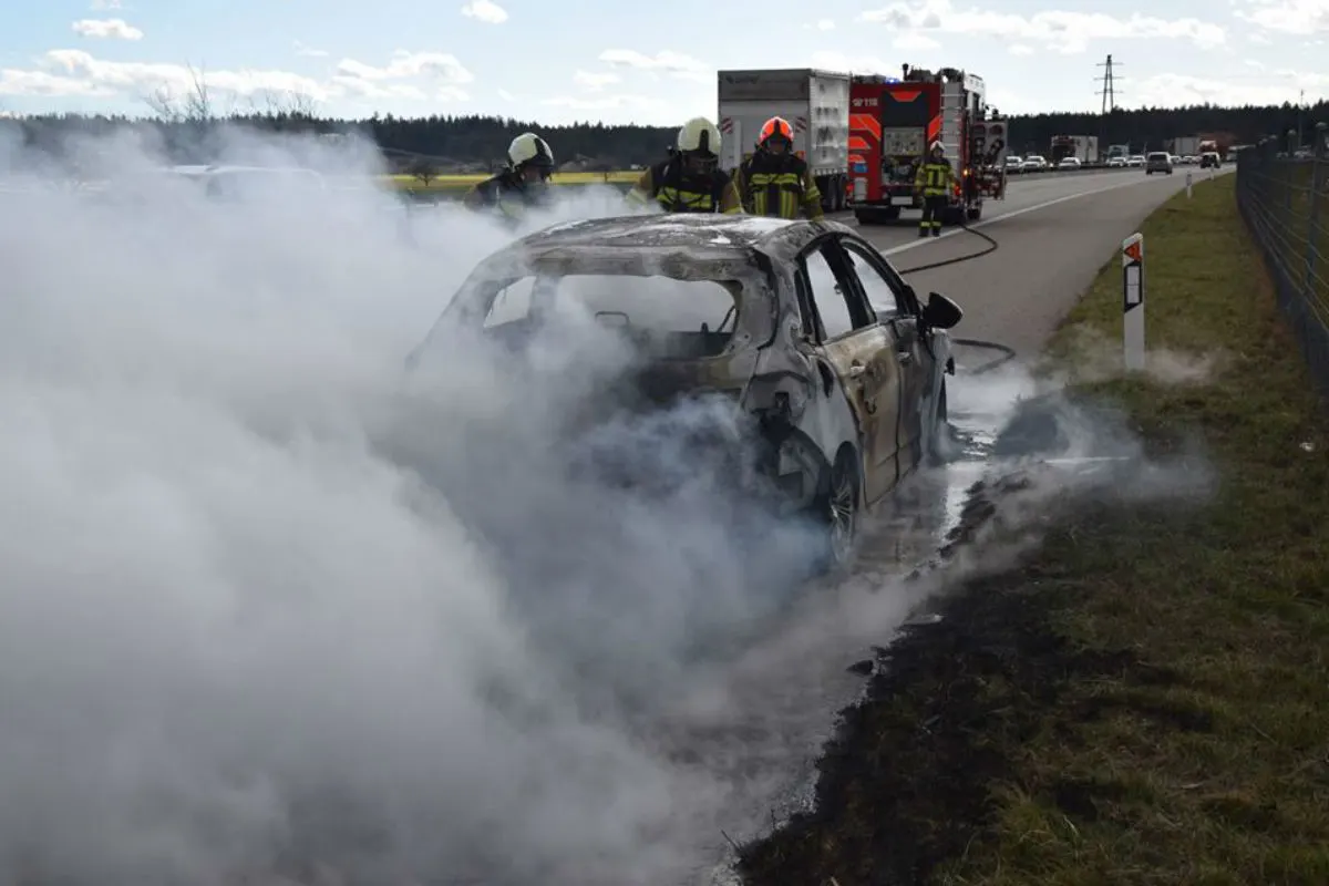 Oensingen A1 SO - Auto gerät in Vollbrand