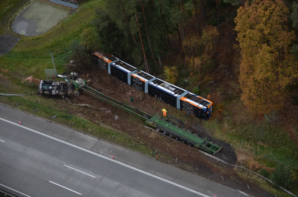 A9 Triptis – Schwerlasttransporter mit Straßenbahn verunglückt