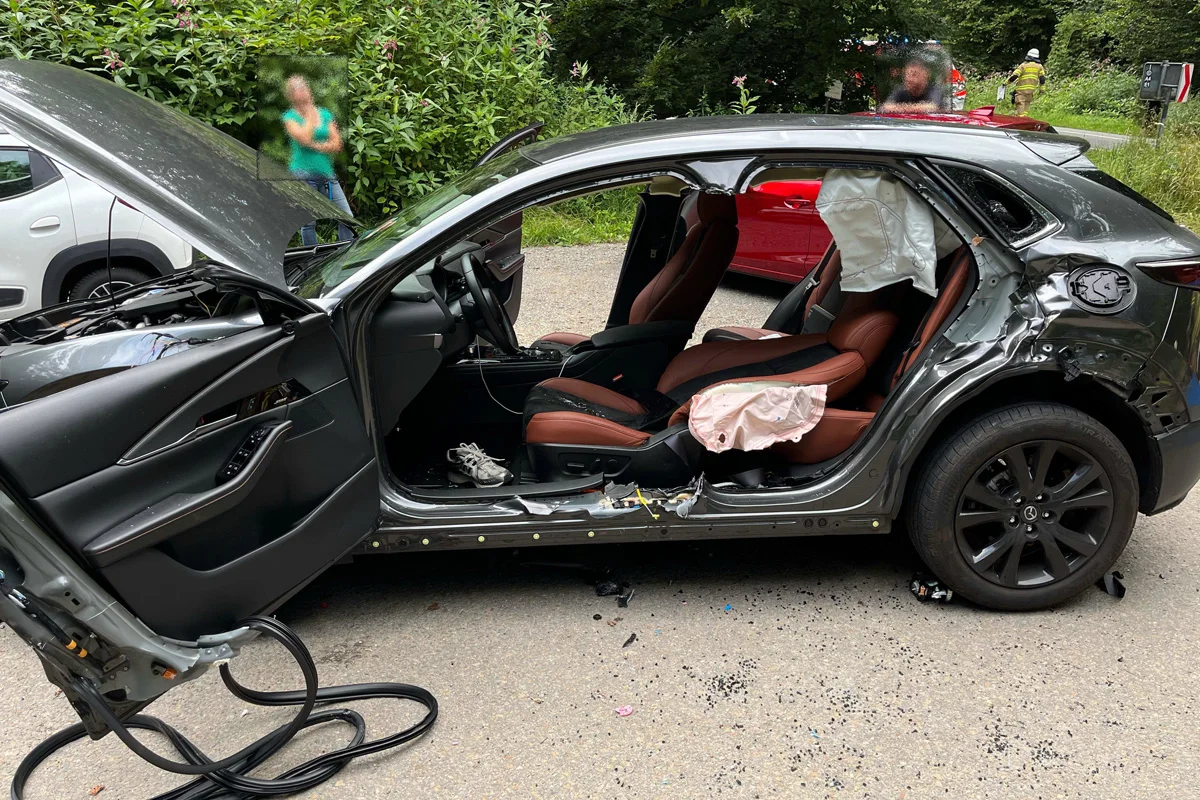 Odenthal NW – Fahrer bei Unfall von Lkw mit Pkw schwer verletzt