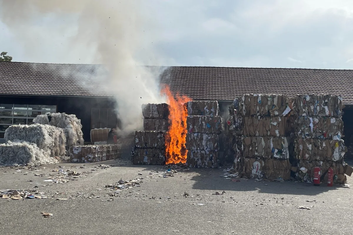 Feuerwehreinsatz in Zofingen AG - Starke Rauchentwicklung bei Brand in Recycling-Center