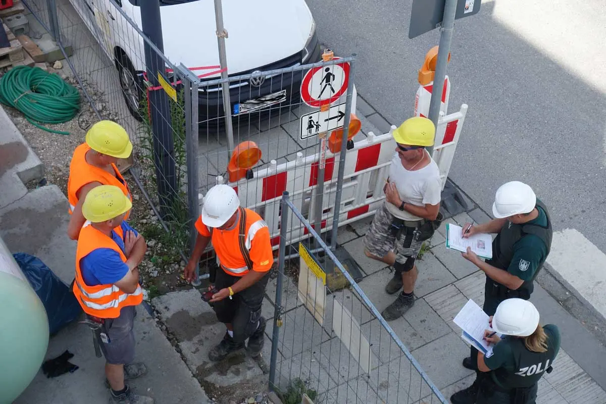 Ingolstadt - Zoll kontrolliert Baustelle - FKS greift 14 illegal Beschäftigte auf