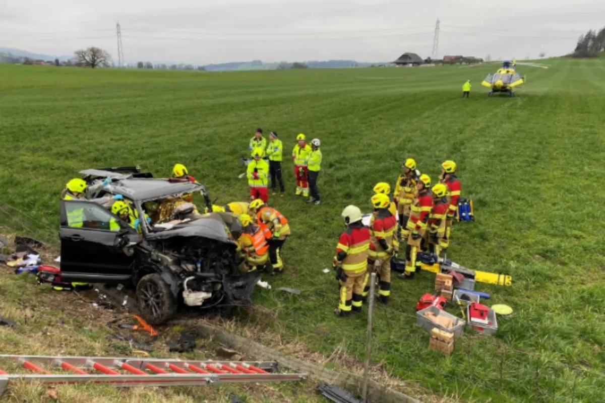 Hünenberg ZG - Auto überschlägt sich bei Unfall - Lenker lebensbedrohlich verletzt