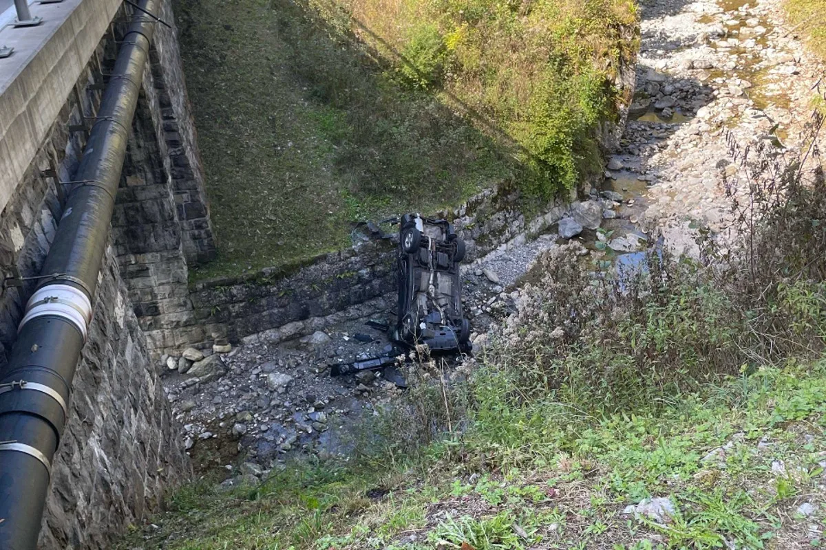 Schwyz - Beim Unfall heute ist ein Auto in einem Bachbett gelandet