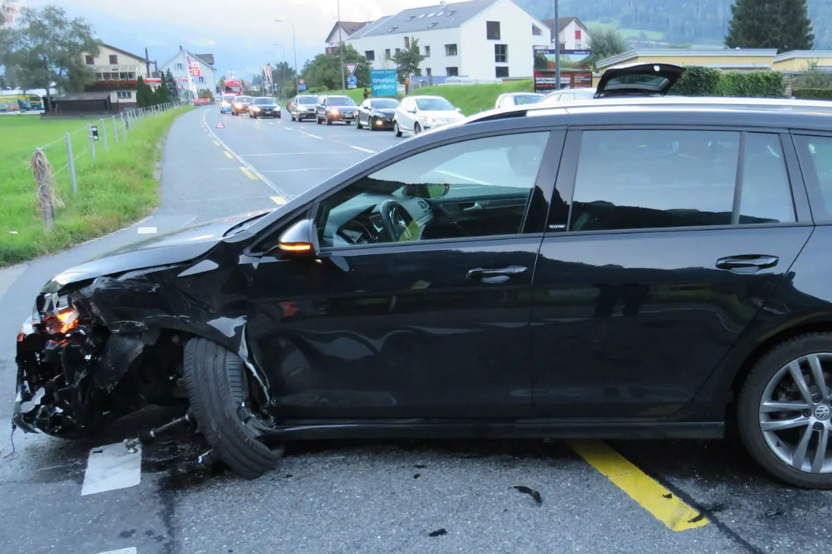 Näfels GL - Heftige Auffarkollision
