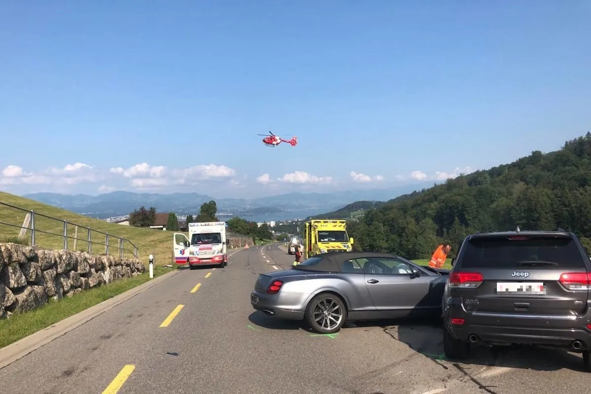 Feusisberg SZ – Sechs Verletzte nach Verkehrsunfall mit vier beteiligten Personenwagen