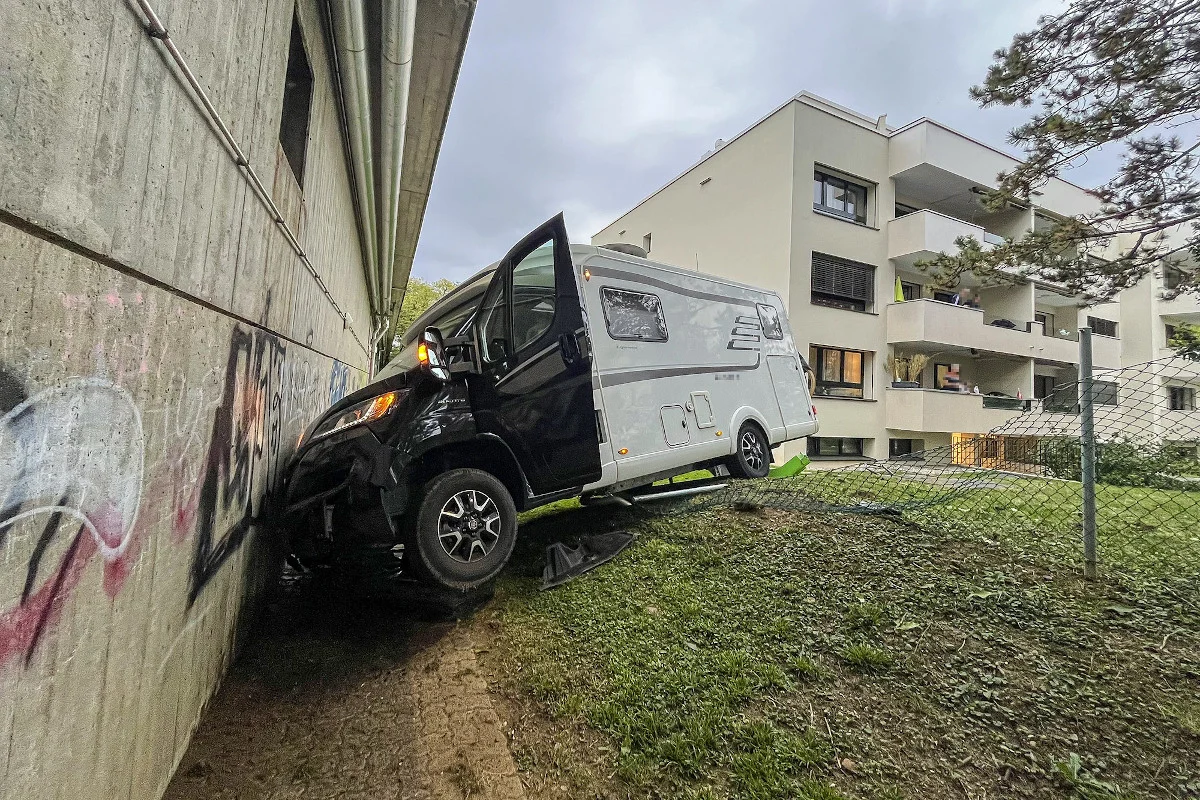 Binningen BL - Wohnmobillenkerin verursacht Selbstunfall