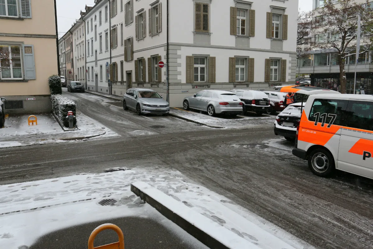 St. Gallen SG - Drei Unfälle auf schneebedeckten Fahrbahnen