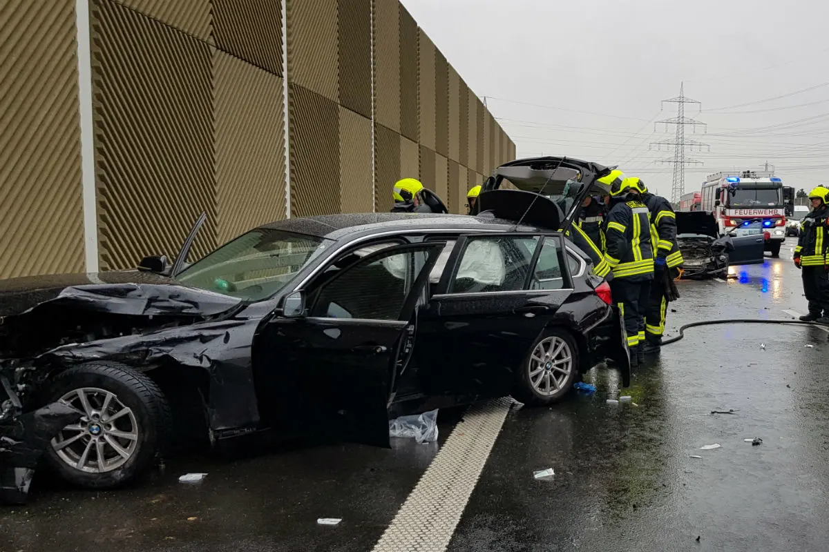Zwei Personen bei Unfall schwer verletzt