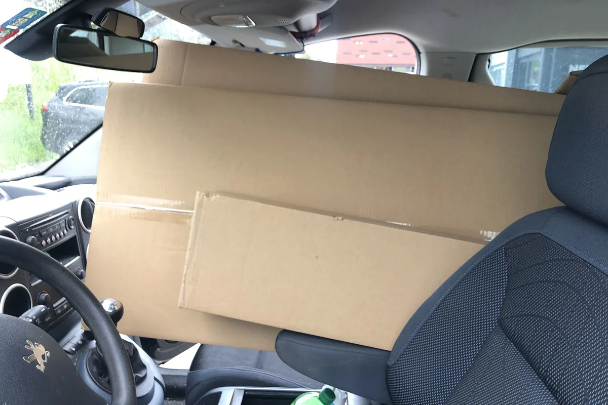 St. Gallen - Sichtbehinderung durch Karton im Auto
