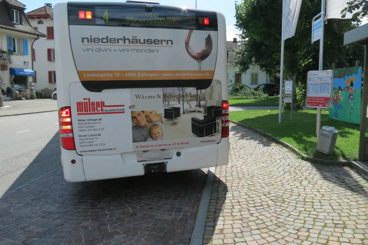 Brittnau AG - Linienbus kollidiert mit 93-jährigen Fussgängerin!
