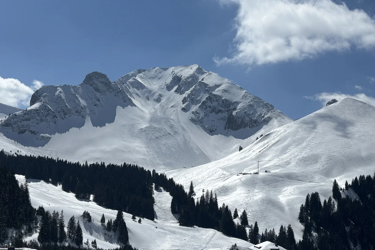 Sangernboden BE – Snowboarder stirbt bei Lawinenabgang