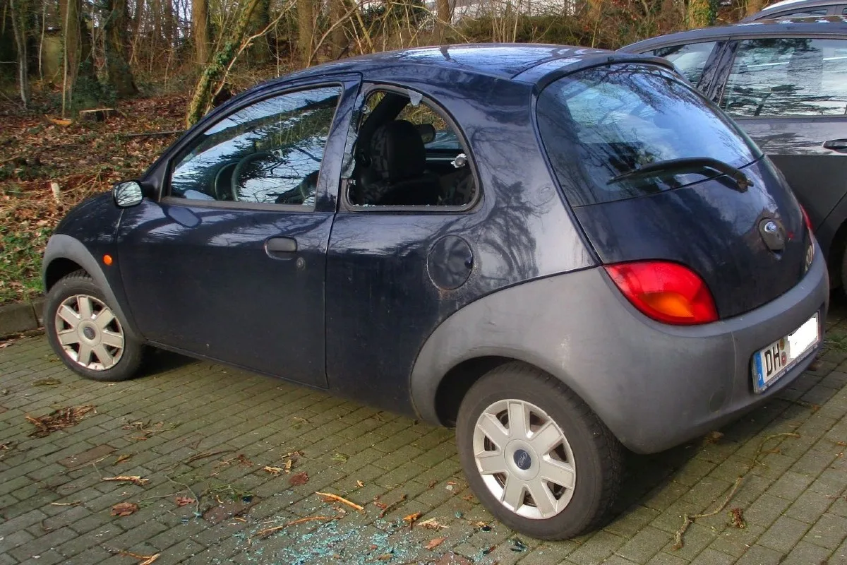 Buxtehude - Vandalen zerstören Scheiben und zerkratzten rund 30 Autos!