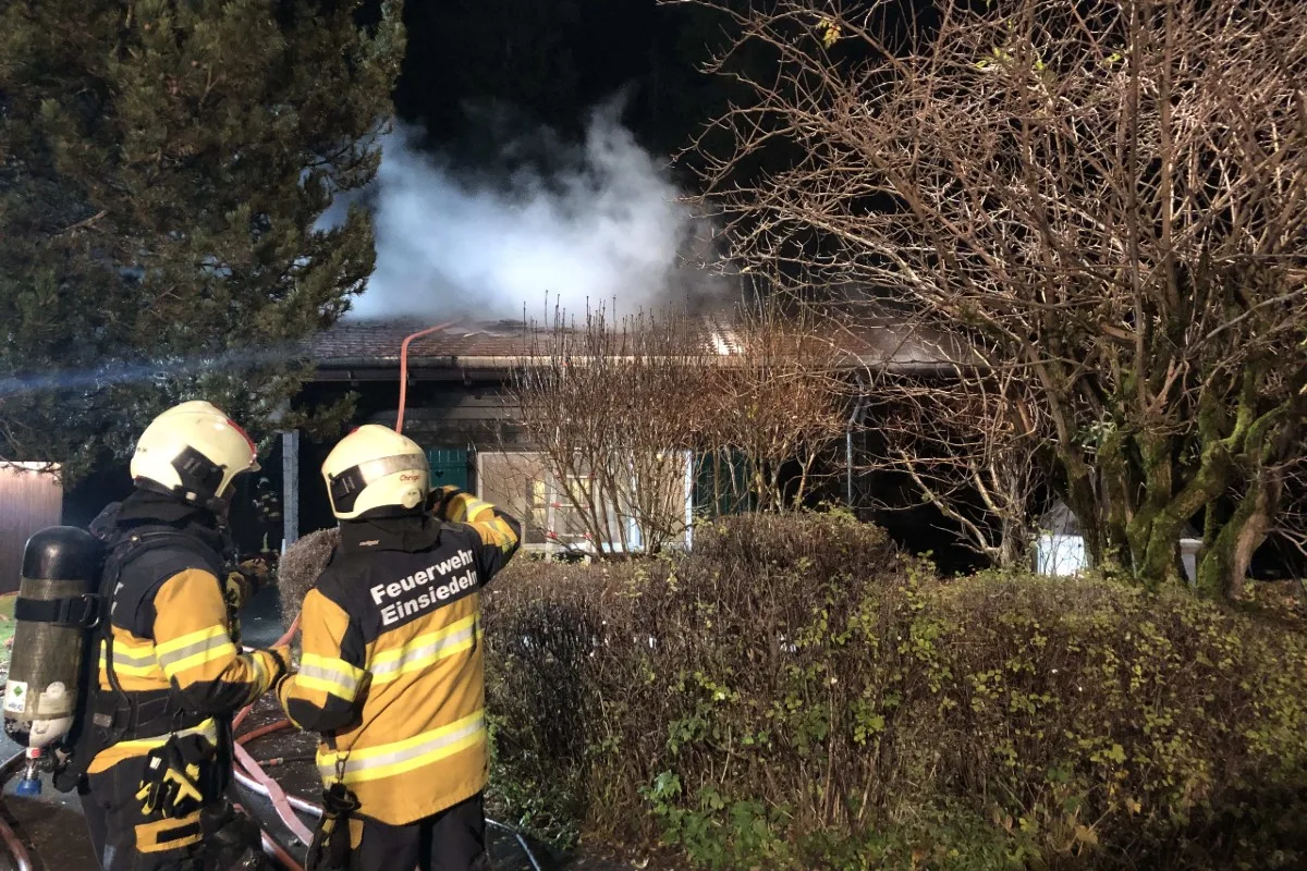 Feuerwehreinsatz in Gross SZ - Brand eines Ferienhauses