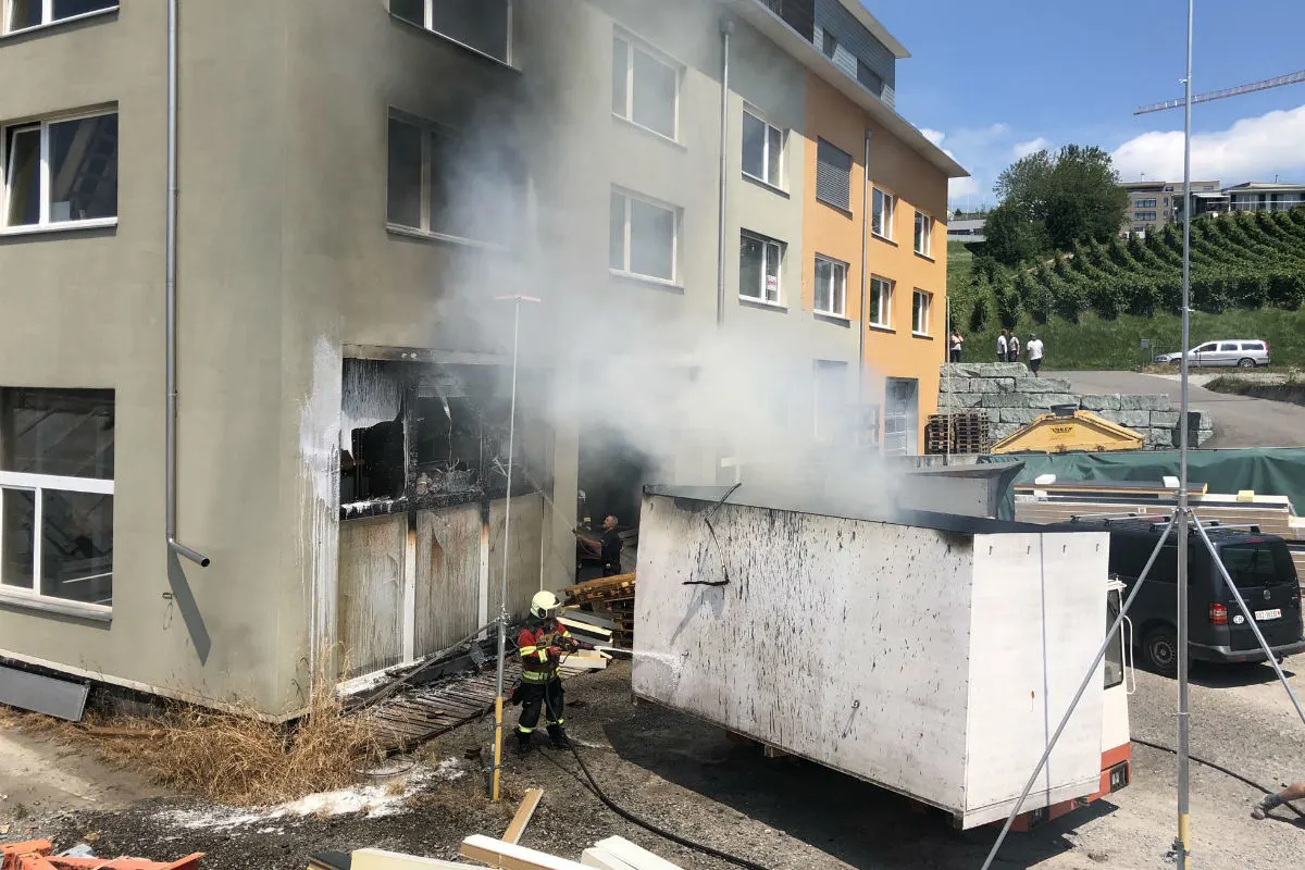 Wangen SZ - Mulde in Brand geraten