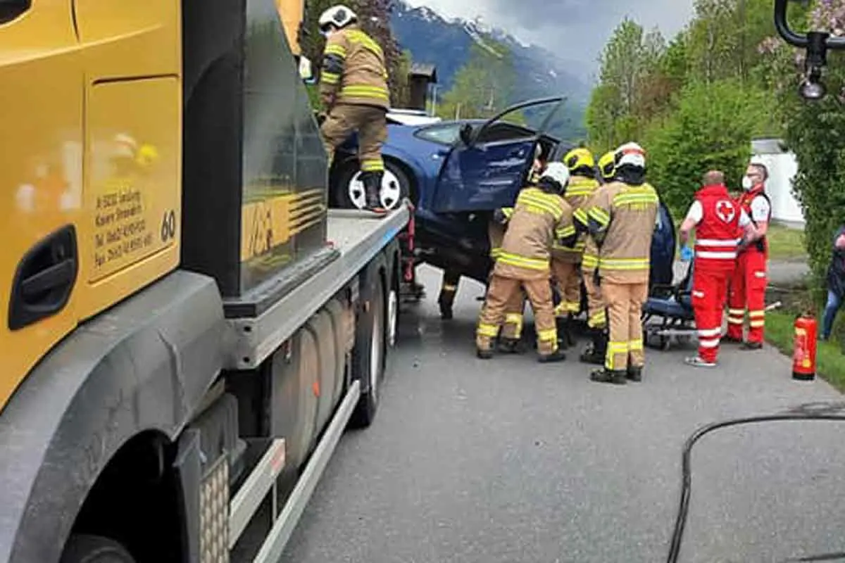 Bruck - 83-Jähriger kracht gegen LKW mit Asphaltfräsmaschine