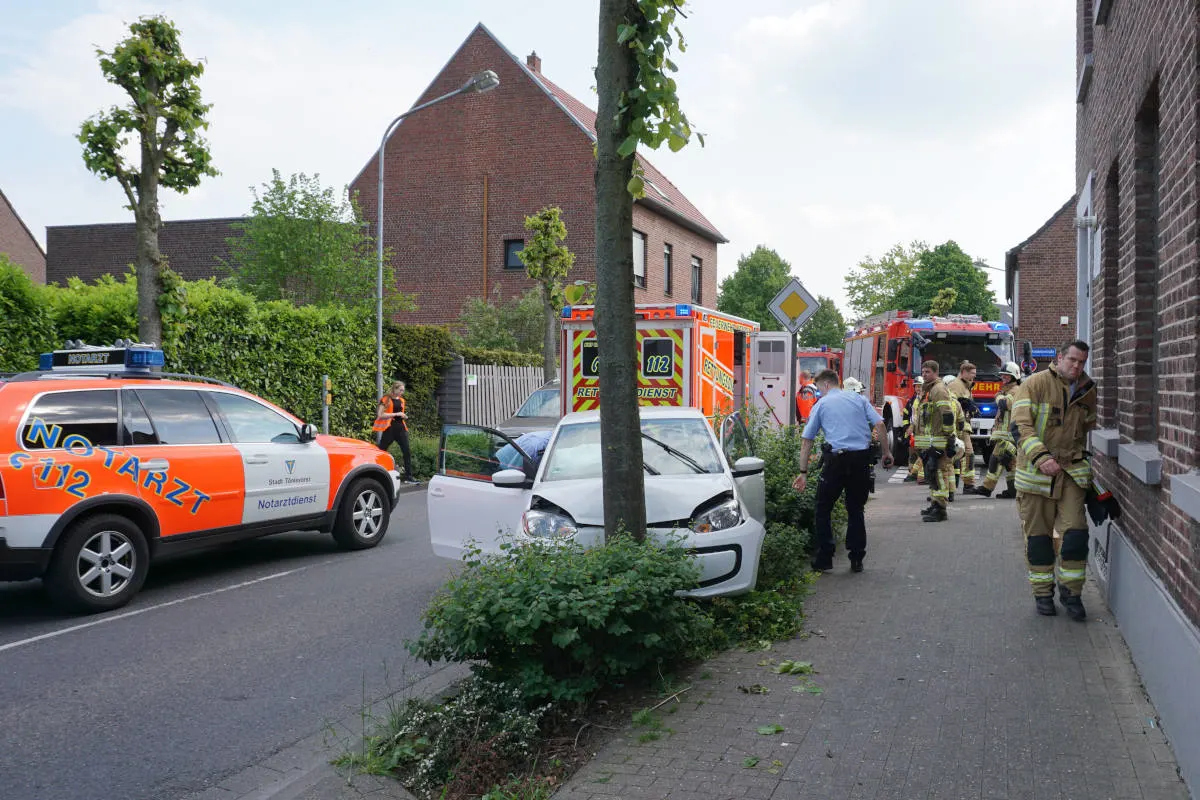 PKW prallt in Tönisvorst-Vorst gegen einen Baum