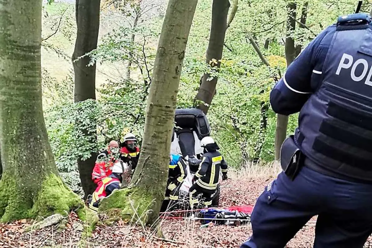 Schwerer Verkehrsunfall in Hattingen - Quadfahrer stürzt 15 Meter tiefe Böschung hinunter