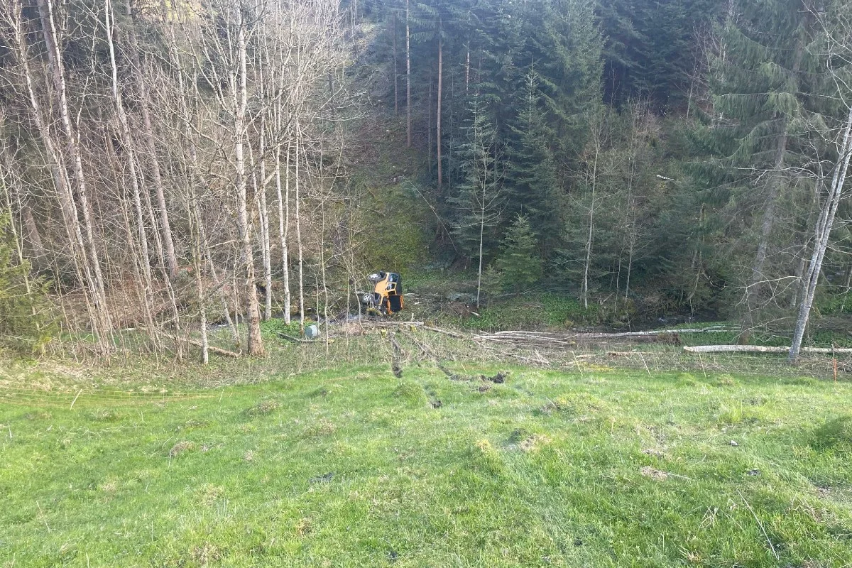 In Rehetobel AR rollt ein Jeep führerlos davon und endet die Talfahrt mit einem Totalschaden