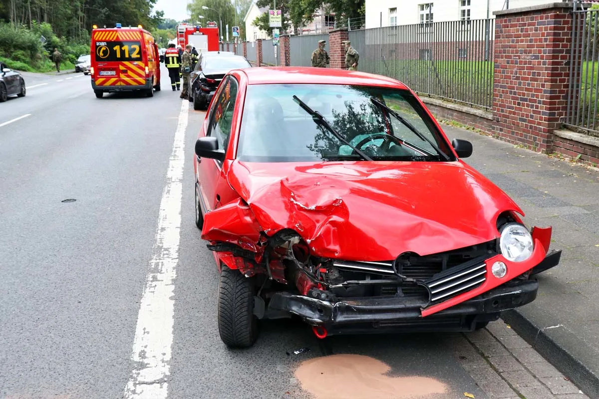 Höxter - Gegen parkendes Auto gefahren - drei Fahrzeuge beschädigt